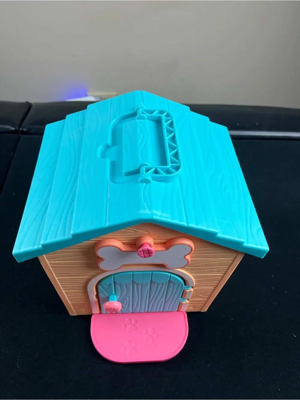 Little Live Pets Puppy Playset with beige & Turquoise Dog House